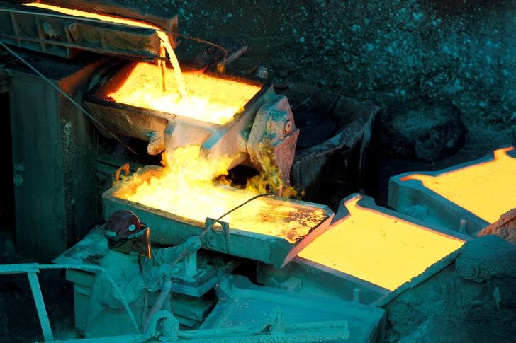 &copy; Reuters. Imagen de archivo de un operario trabajadondo en la refinería de cobre de la mina Ventanas de Codelco en Chile. 7 enero 2015. REUTERS/Rodrigo Garrido