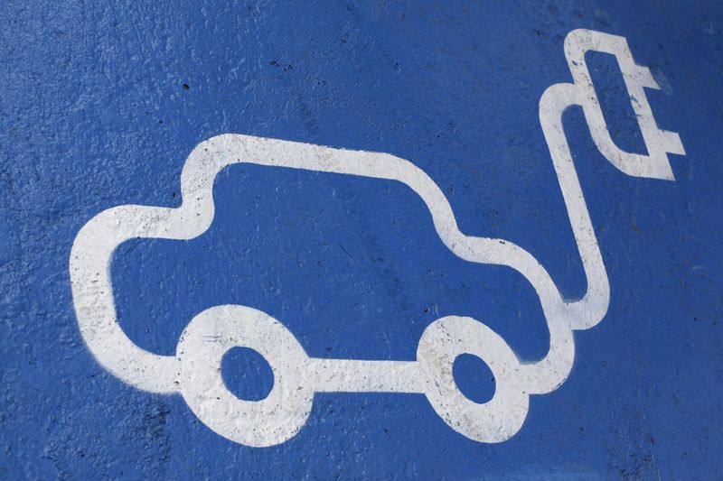 &copy; Reuters. FILE PHOTO: The logo of an electric car is painted on the road at Santiago, Chile, April 20, 2011. REUTERS/Ivan Alvarado