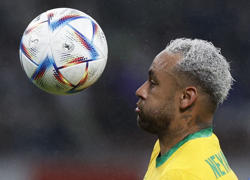 &copy; Reuters. نيمار لاعب البرازيل خلال مباراة لفريقه أمام اليابان في طوكيو يوم الاثنين. تصوير: إيساي كاتو - رويترز.