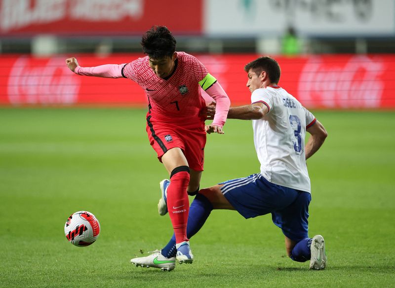 &copy; Reuters. El futbolista surcoreano Son Heung-min pelea un balón con el chileno Benjamin Kuscevic en el amistoso disputado en el Estadio Mundialista de Daejeon, Corea del Sur. 6 junio 2022. REUTERS/Kim Hong-Ji