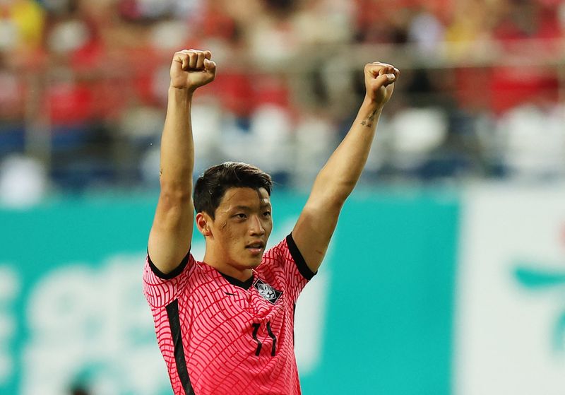 &copy; Reuters. هوانج هي-تشان لاعب كوريا الجنوبية يحتفل بفوز فريقه على عشرة لاعبين من تشيلي في دايجون بكوريا الجنوبية يوم الاثنين. تصوير: كيم هونج-جي - رويتر