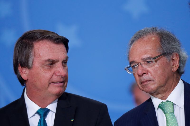&copy; Reuters. Presidente Jair Bolsonaro ao lado do ministro da Economia, Paulo Guedes, durante cerimônia no Palácio do Planalto
15/03/2022 REUTERS/Adriano Machado