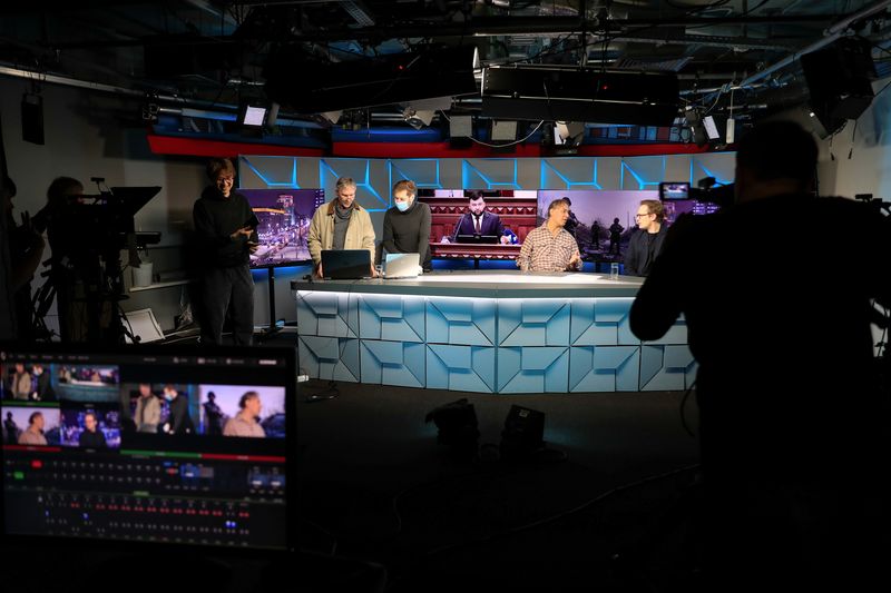 &copy; Reuters. FILE PHOTO: Journalists work in the studio of Radio Free Europe/Radio Liberty (RFE/RL) broadcaster in Moscow, Russia April 6, 2021. Picture taken April 6, 2021. REUTERS/Evgenia Novozhenina/File Photo