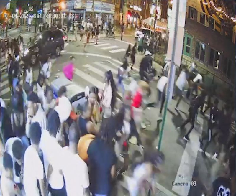 &copy; Reuters. Imagem de câmera de segurança mostra pessoas em pânico em meio a tiroteio em rua da Filadélfia, nos Estados Unidos
04/06;2022 South Street CCTV/Divulgação via REUTERS 