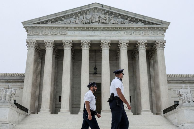 &copy; Reuters. FILE PHOTO: Police officers walk outside the U.S. Supreme Court in Washington, U.S., May 3, 2022. REUTERS/Evelyn Hockstein