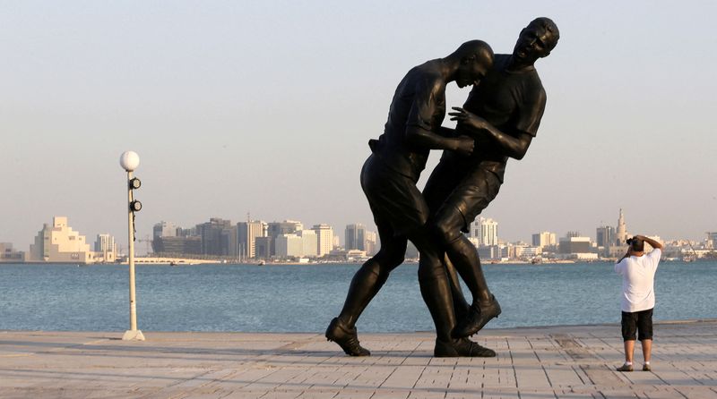 &copy; Reuters.  شخص يلتقط صورة تمثال الفرنسي زين الدين زيدان وهو ينطح الإيطالي ماركو ماتيراتزي خلال نهائي كأس العالم لكرة القدم 2006 في الدوحة في صورة من أرش