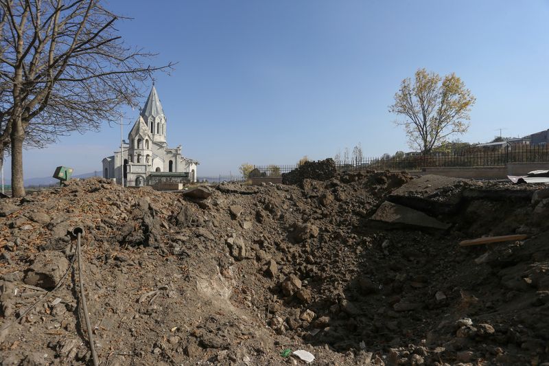 &copy; Reuters. FOTO DE ARCHIVO: Un cráter tras los bombardeos de la ciudad de Shushi (Shusha) durante el conflicto entre Armenia y Azerbaiyán en la región de Nagorno-Karabaj, el 29 de octunre de 2020. Vahram Baghdasaryan/Photolure vía REUTERS 