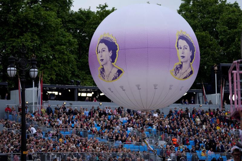 © Reuters. Celebración del Jubileo de la reina británica Isabel fuera del Palacio de Buckingham en Londres, Gran Bretaña, 5 de junio del 2022. Frank Augstein/Pool via REUTERS