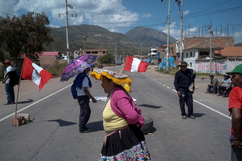 &copy; Reuters. FILE PHOTO: Peruvians protest in front of a roadblock in the Andean nation's Cuzco region against a rise in the cost of living triggered by the Russian invasion of Ukraine, outside of Cuzco, Peru April 19, 2022. REUTERS/Alessandro Cinque