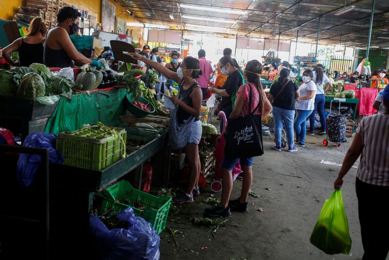 &copy; Reuters. Mulheres compram em um mercado em Lima, Peru, 4 de abril de 2020. REUTERS/Sebastian Castaneda