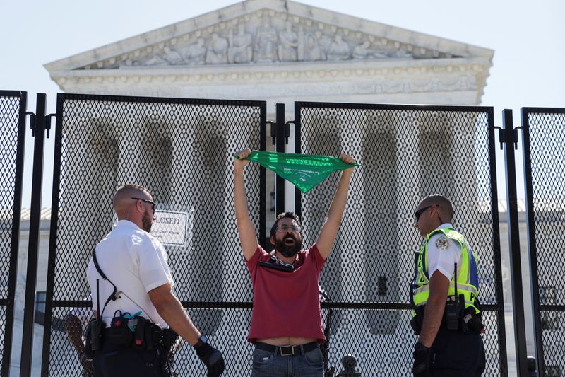 © Reuters. El manifestante a favor del derecho al aborto  Guido Reichstadter se encadena a valla del edificio de la Corte Suprema de EEUU en Washington, EEUU, 6 de junio del 2022. REUTERS/Evelyn Hockstein