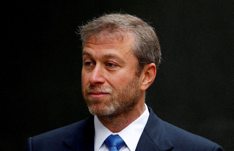 &copy; Reuters. FILE PHOTO: Russian billionaire and owner of Chelsea football club Roman Abramovich arrives at a division of the High Court in central London October 31, 2011. REUTERS/Andrew Winning/File Photo