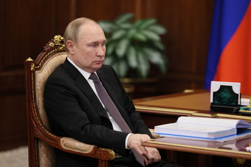 &copy; Reuters. الرئيس الروسي فلاديمير بوتين خلال اجتماع في الكرملين في موسكو يوم الاثنين. صورة لرويترز من وكالة أنباء سبوتنيك.
