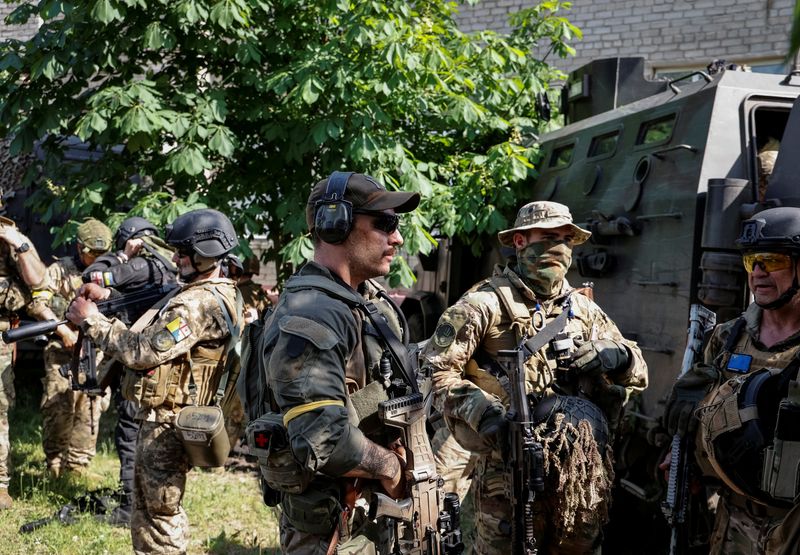&copy; Reuters. مقاتلون أجانب متطوعون مع الجيش الأوكراني في سيفيرودونيتسك يوم الثاني من يونيو حزيران 2022. تصوير: سيرهي نوتشينكو - رويترز. 