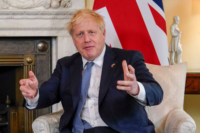 &copy; Reuters. رئيس الوزراء البريطاني بوريس جونسون خلال اجتماع في مقر الحكومة في لندن يوم الاثنين. صورة من ممثل لوكالات الأنباء. 