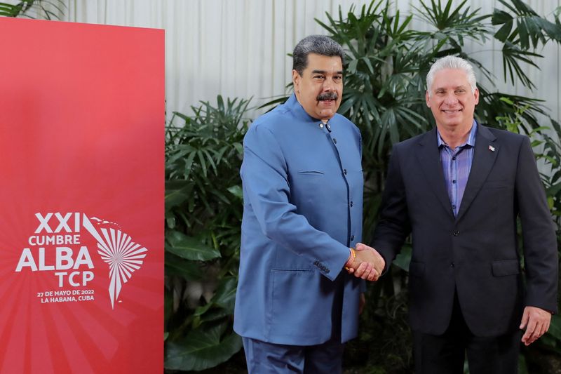 © Reuters. FILE PHOTO: Venezuelan President Nicolas Maduro shakes hands with his Cuban counterpart Miguel Diaz-Canel during the ALBA group meeting in Havana, Cuba, May 27, 2022. Miraflores Palace/Handout via REUTERS 