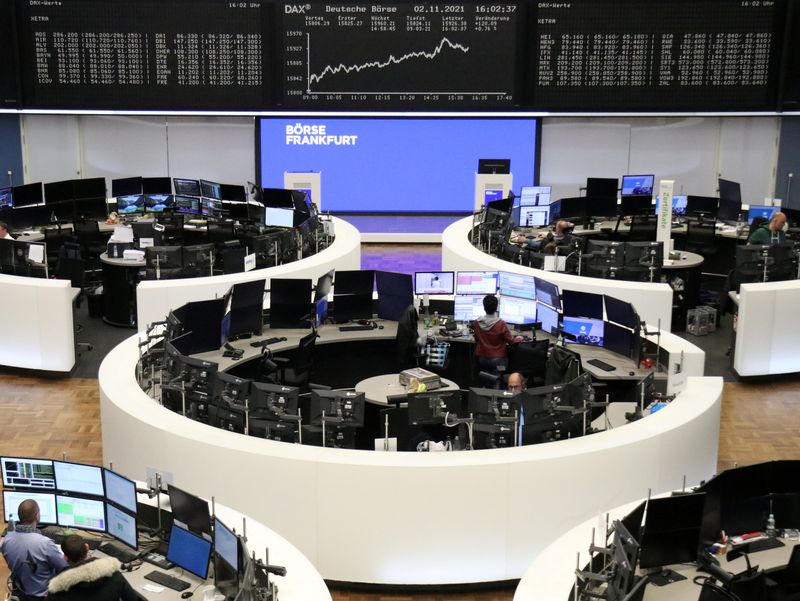 &copy; Reuters. Imagen de archivo de un gráfico del índice bursátil alemán DAX en una pantalla en la bolsa de Fráncfort, Alemania. 2 de noviembre, 2021. REUTERS/Staff/Archivo