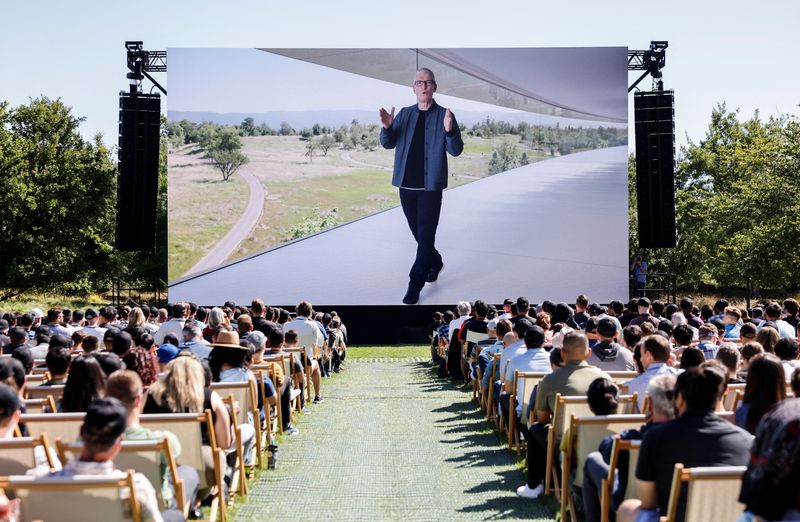 © Reuters. Apple CEO Tim Cook is displayed on a screen while speaking during Apple's annual Worldwide Developers Conference in San Jose, California, U.S. June 6, 2022. REUTERS/Peter DaSilva