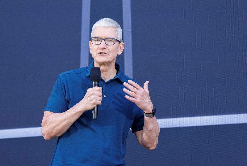 © Reuters. El presidente ejecutivo de Apple, Tim Cook, habla durante la conferencia anual de desarrolladores de Apple en San José, California, Estados Unidos. 6 de junio de 2022. REUTERS/Peter DaSilva