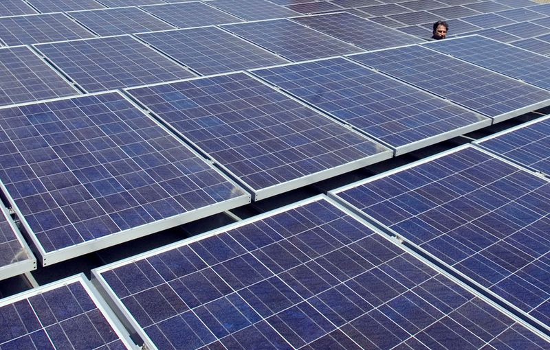 &copy; Reuters. ６月６日、米政府６日、東南アジア４カ国から輸入する太陽光パネルに対する関税を２年間免除すると発表した。同時に、国防生産法（ＤＰＡ）を発動し国内での太陽光パネルの製造を促進