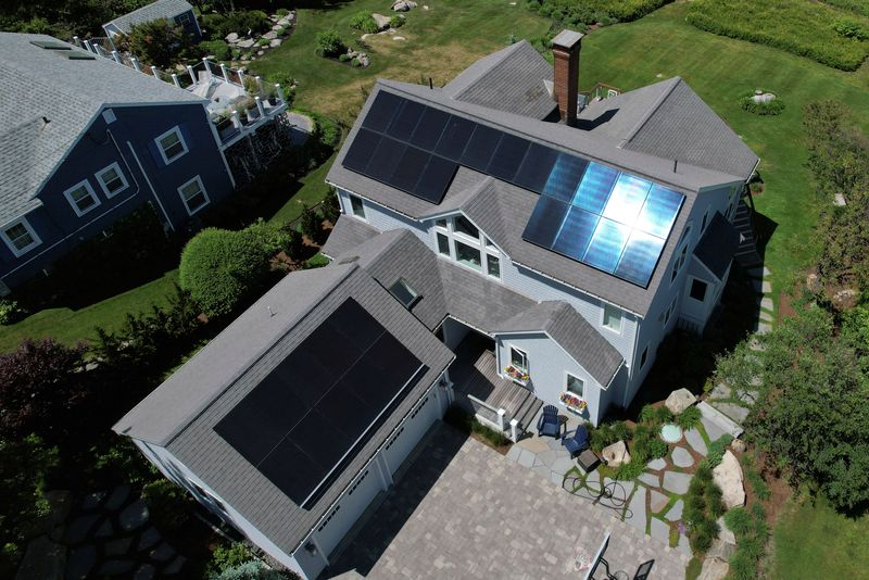 © Reuters. Solar panels create electricity on the roof of a house in Rockport, Massachusetts, U.S., June 6, 2022. Picture taken with a drone.    REUTERS/Brian Snyder