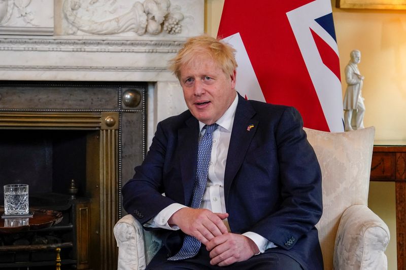 &copy; Reuters. رئيس الوزراء البريطاني بوريس جونسون في مقر الحكومة في لندن يوم الاثنين. صورة من ممثل لوكالات الأنباء. 