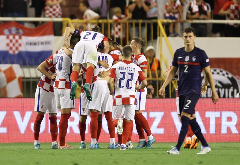 &copy; Reuters. لاعبون من منتخب كرواتيا يحتفلون بتسجيل هدف في شباك فرنسا بدوري الأمم الأوروبية لكرة القدم يوم الاثنين. تصوير: انطونيو برونيتش - رويترز. 