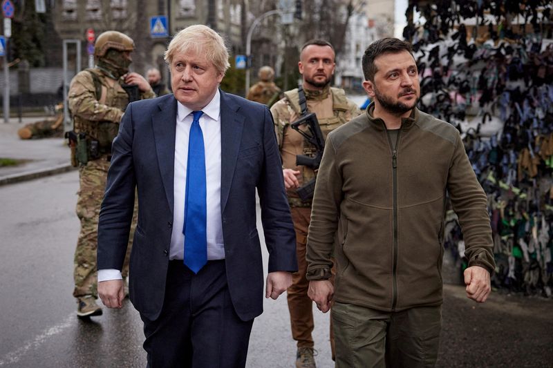 &copy; Reuters. الرئيس الأوكراني فولوديمير زيلينكسي ورئيس الوزراء البريطاني بوريس جونسون يسيران معا في أحد الشوارع بعد لقاء جمعهما في كييف يوم التاسع من أ
