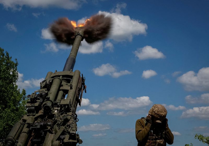 &copy; Reuters. Ukrainian service members fire a shell from a M777 Howitzer near a frontline, as Russia's attack on Ukraine continues, in Donetsk Region, Ukraine June 6, 2022. REUTERS/Stringer 