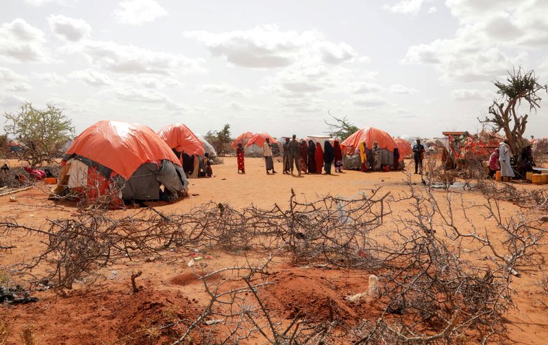 &copy; Reuters. 　アフリカ東部のソマリアで約２１万３０００人が飢餓に直面していると、国連機関が６日発表した。写真は飢餓で死亡した姉妹の墓。５月にソマリアで撮影（２０２２年　ロイター/Feisal O