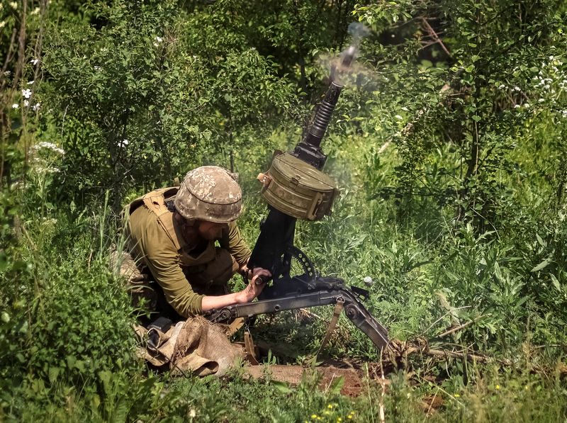 &copy; Reuters. FOTO DE ARCHIVO. Un miembro del servicio ucraniano dispara desde un lanzagranadas automático en una posición en la línea del frente, en medio del ataque de Rusia a Ucrania, cerca de Bakhmut, región de Dombás, Ucrania. 5 de junio de 2022. REUTERS/Gleb