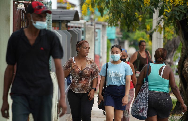 &copy; Reuters. FOTO DE ARCHIVO: Varias personas caminan por una calle de La Habana, Cuba, el 31 de mayo de 2022. REUTERS/Alexandre Meneghini