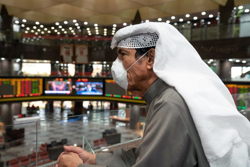 &copy; Reuters. متعامل في بورصة الكويت بصورة من أرشيف رويترز.