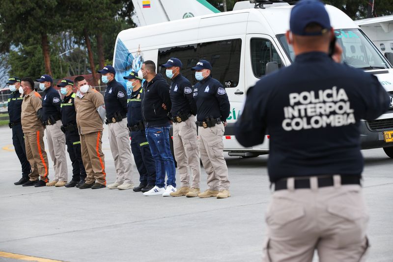 &copy; Reuters. FOTO DE ARCHIVO. Imagen referencial de un operativo antinarcóticos de la policía colombiana, en Bogotá, Colombia. 19 de agosto de 2021. REUTERS/Luisa González