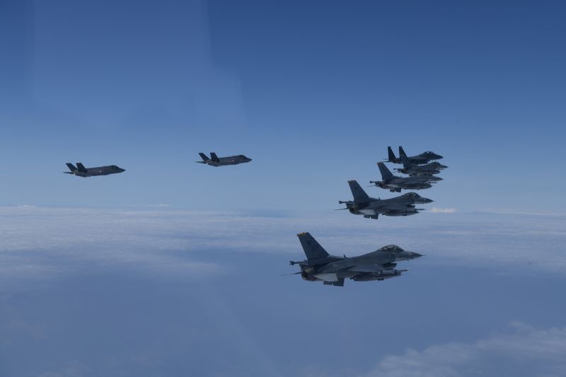 &copy; Reuters. Cazas de las fuerzas aéreas de Estados Unidos y Corea del Sur realizan un vuelo en formación durante su ejercicio militar en un lugar no identificado, en Corea del Sur. 7 de junio de 2022. Ministerio de Defensa/Yonhap vía REUTERS