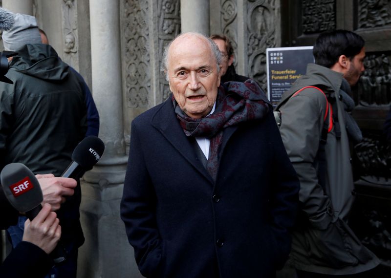 &copy; Reuters. FOTO DE ARCHIVO: El expresidente de la FIFA, Sepp Blatter, a su llegada a un servicio religioso en memoria del que fuera entrenador de la selección nacional de fútbol suiza Koebi Kuhn en la iglesia Grossmuenster de Zúrich, Suiza, el 13 de diciembre de 
