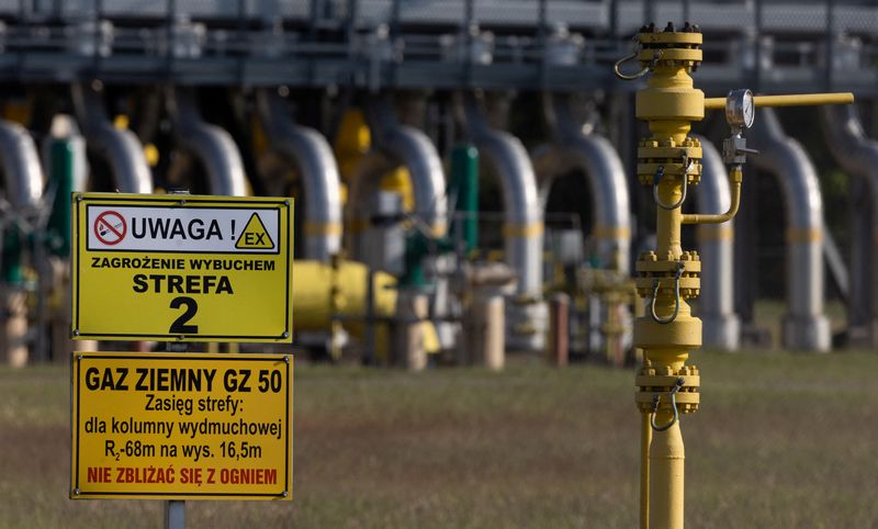 &copy; Reuters. Un segnale d'avvertimento davanti a una stazione di compressione del gas a Gabinek, a Wloclawek. REUTERS/Kacper Pempel