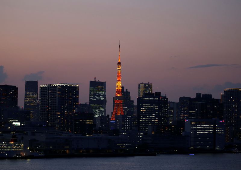 © Reuters. A Tokyo. Les touristes étrangers visitant le Japon devront porter des masques, souscrire une assurance médicale privée et être chaperonnés pendant toute la durée de leur séjour, a annoncé mardi le gouvernement qui rouvre progressivement le pays aux visiteurs internationaux après deux ans de pandémie. /Photo d'archives/REUTERS/Kim Kyung-Hoon