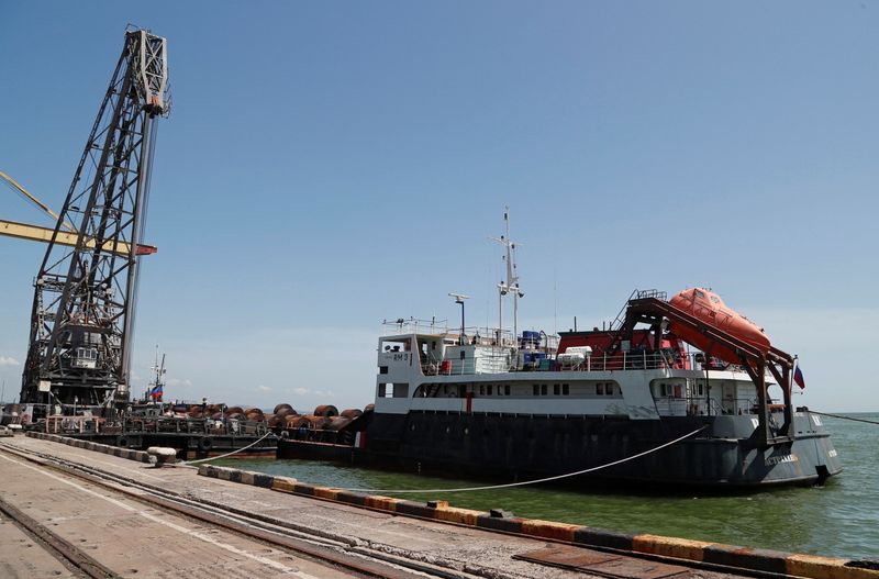 &copy; Reuters. ロシアのショイグ国防相は７日、ロシア軍が制圧したウクライナのベルジャンスク港とマリウポリ港の地雷撤去作業が終了し、穀物輸出を再開する準備が整ったと述べた。マリウポリ港で先