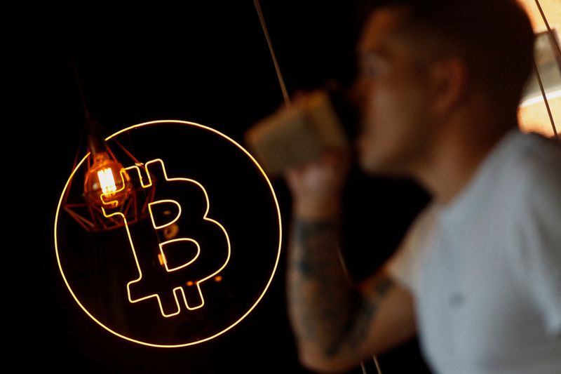 © Reuters. FILE PHOTO: A neon logo of cryptocurrency Bitcoin is seen at the Crypstation cafe, in downtown Buenos Aires, Argentina May 5, 2022. REUTERS/Agustin Marcarian