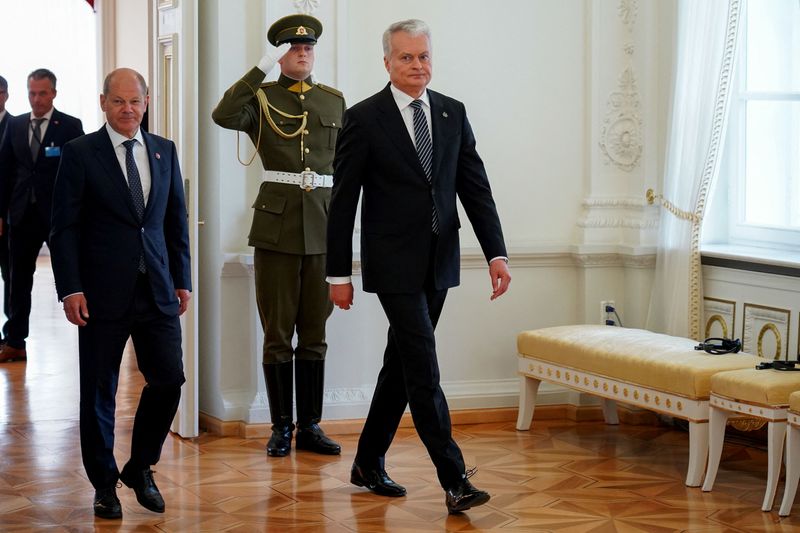 &copy; Reuters. El presidente lituano Gitanas Nauseda recibe al canciller alemán Olaf Scholz en Vilna, Lituania, 7 de junio de 2022. REUTERS/Janis Laizans