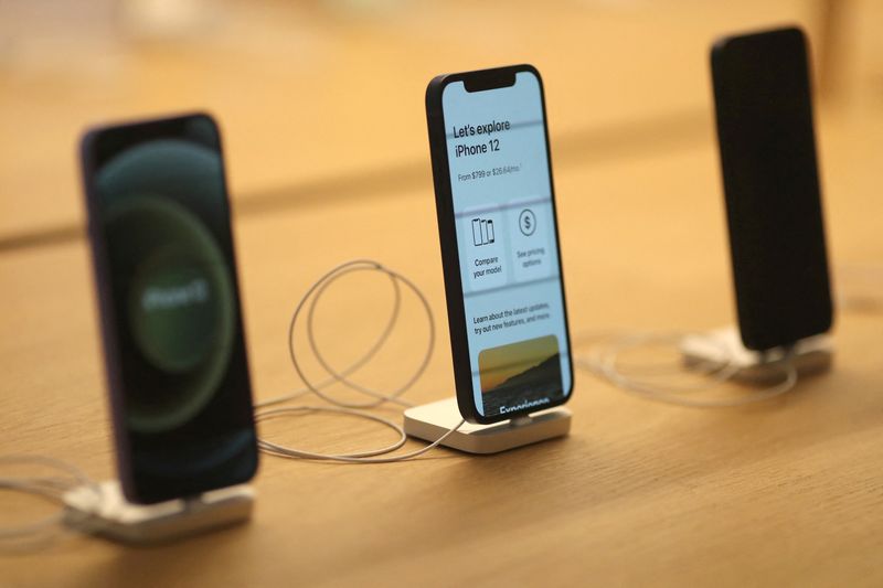 &copy; Reuters. FOTO DE ARCHIVO: Varios teléfonos móviles de la marca Apple en una tienda de Los Ángeles, estado de California, Estados Unidos, el 24 de junio de 2021. REUTERS/Lucy Nicholson