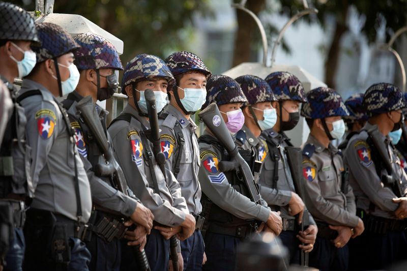 &copy; Reuters. أفراد من شرطة ميانمار يستعدون لمواجهة محتجين على الانقلاب في يانجون بميانمار. صورة من أرشيف رويترز.
