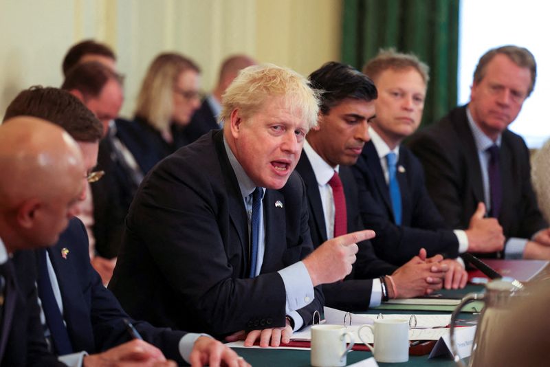 &copy; Reuters. Primeiro-ministro do Reino Unido, Boris Johnson, durante reunião de gabinete na residência oficial de Downing Street, em Londres
07/06/2022 Ian Vogler/Pool via REUTERS 