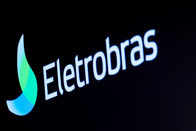 &copy; Reuters. Imagen de archivo del logotipo de Eletrobras, una empresa brasileña de servicios eléctricos, en una pantalla en el piso en la Bolsa de Valores de Nueva York (NYSE) en Nueva York, Estados Unidos. 9 de abril, 2019. REUTERS/Brendan McDermid/Archivo