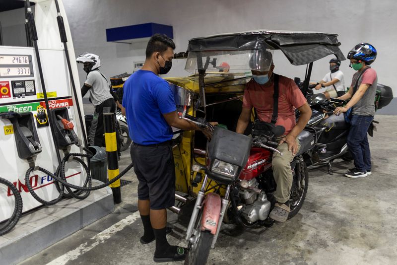 &copy; Reuters. Motorists queue at a gas station a day before an oil price hike, in Quezon City, Metro Manila, Philippines, June 6, 2022. REUTERS/ Eloisa Lopez