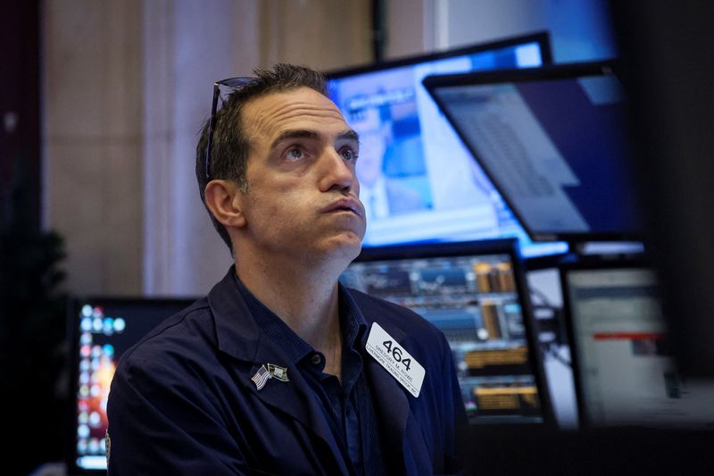 &copy; Reuters. Imagen de archivo de un operador trabajando en la Bolsa de Nueva York (NYSE) en la ciudad de Nueva York, Estados Unidos. 1 de junio, 2022. REUTERS/Brendan McDermid/Archivo