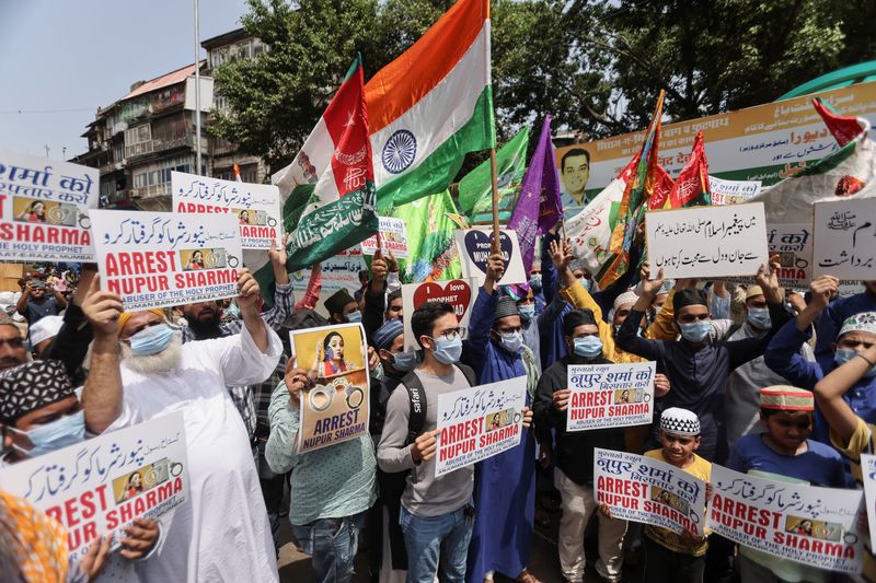 &copy; Reuters. People holding placards shout slogans demanding the arrest of Bharatiya Janata Party (BJP) member Nupur Sharma for her blasphemous comments on Prophet Mohammed, on a street in Mumbai, India, June 6, 2022. REUTERS/Francis Mascarenhas