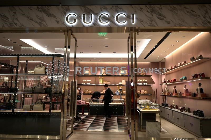 &copy; Reuters. Un negozio Gucci in un centro commerciale a Pechino. 20 febbraio 2020. REUTERS/Tingshu Wang/File Photo