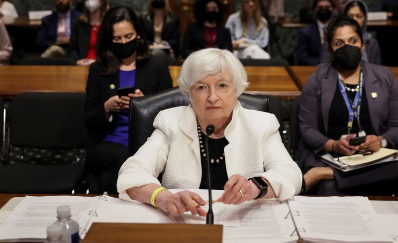 © Reuters.  – U.S. Treasury Secretary Janet Yellen is seated to testify before a Senate Finance Committee hearing on President Biden's 2023 budget, on Capitol Hill in Washington, U.S., June 7, 2022. REUTERS/Evelyn Hockstein